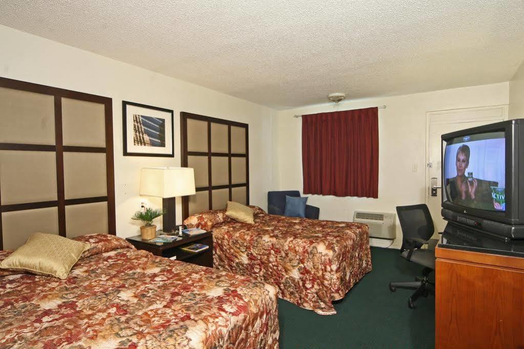 Super 8 By Wyndham Lake City Luaran gambar